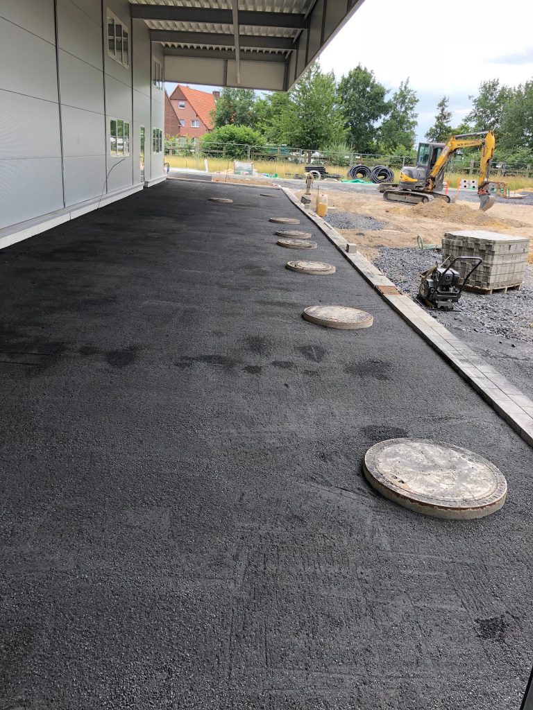 Halimi Pflasterbauprojekt Fertigstellung einer asphaltierten Gewerbefläche