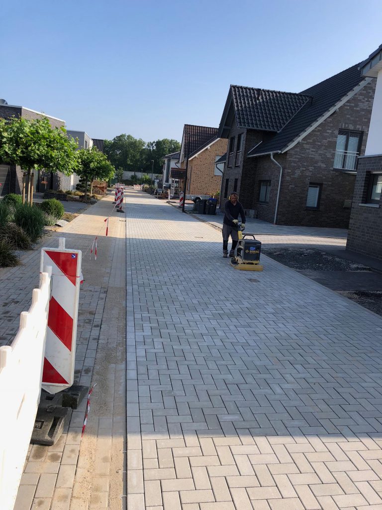Halimi Pflasterbauprojekt Automatisierte Nachpflege einer gepflasterten Straße